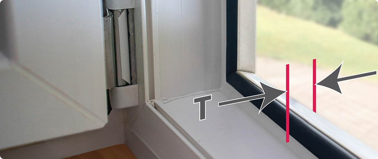 3. Mål vinduesrammens tykkelse (T) som vist